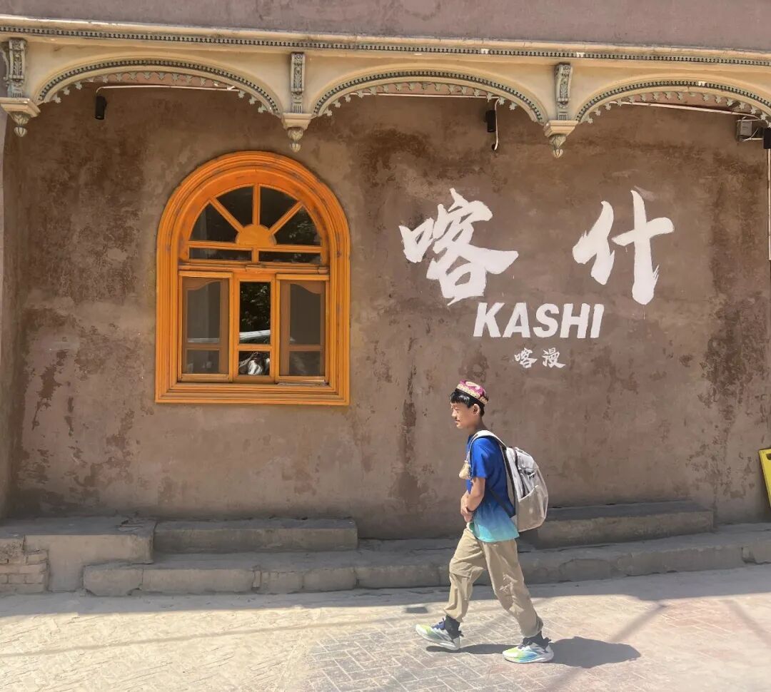 这次我们在喀什，分别住了两家酒店，一家是我们自己订的丽呈酒店，装修老派，位置极佳