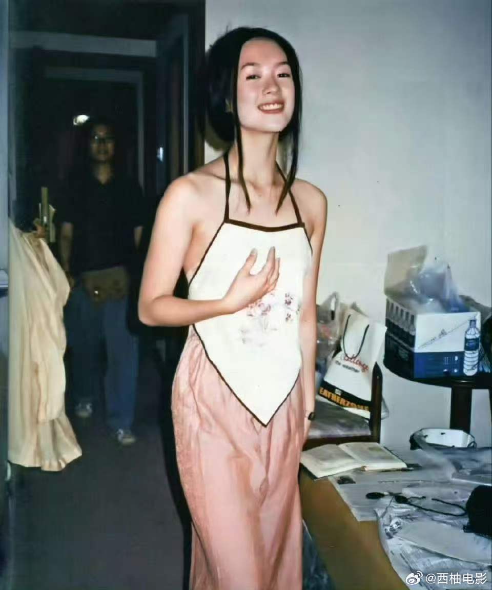章子怡97年穿肚兜上镜章子怡学生时期 撒贝宁 章子怡 以前流行穿肚兜样式的衣服 