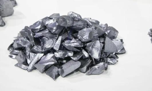 中国“纯硅”量产！丰度超99.99%打破垄断，量子芯片不再受制于人，这场材料战赢