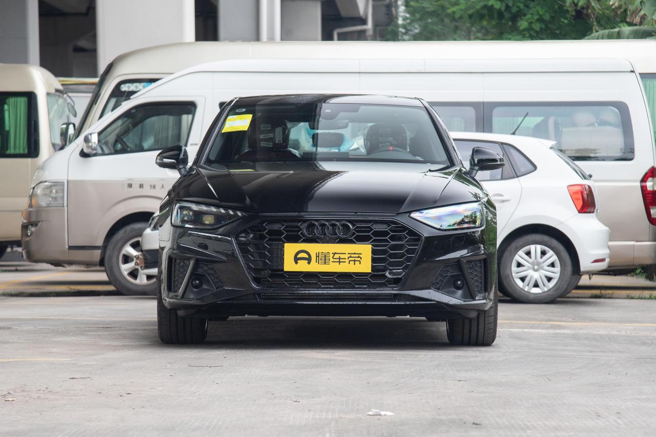 不少老车迷对奥迪 A4L 都有很深的情怀，这款车颜值经典大气，大嘴中网气场拉满，