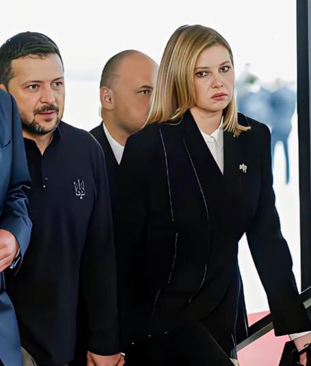 泽连斯基妻子叶莲娜这表情和眼神挺有意思啊！
叶莲娜斜视的眼神是在看向什么呢？
叶