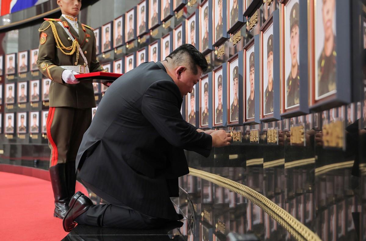 金正恩单膝跪地，为赴俄作战阵亡将士授勋，101人照片挂上追悼壁
 
八月二十一日