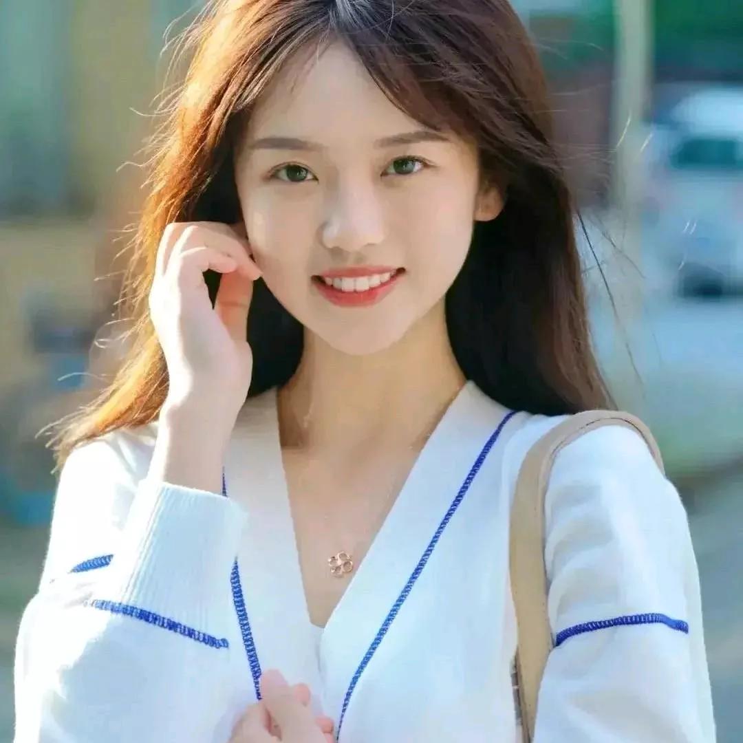 阳光明媚的午后，微笑着享受美好时光。艳甜美少女 亮丽甜美 青春灵动少女 清纯美女