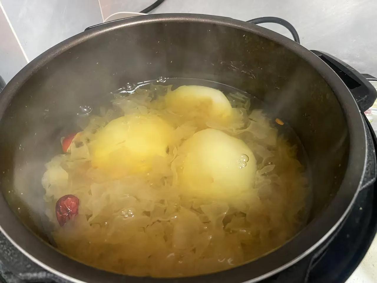 特别适合感冒咳嗽喝的
银耳雪梨，高压锅炖半小时就很好吃家庭版炖梨汤