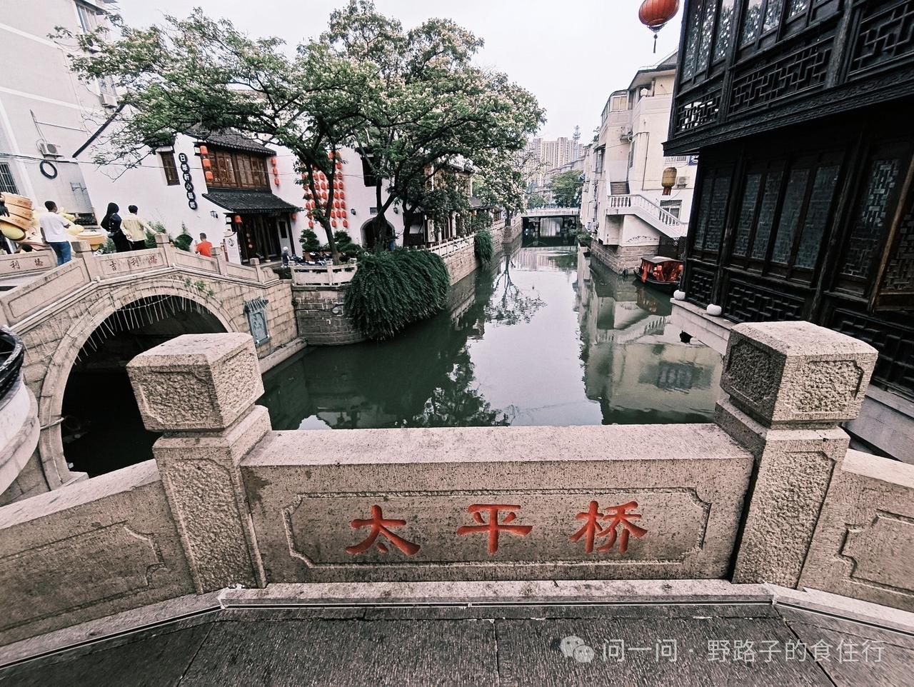 北上海四大千年古镇  现仅存一个
 
现在上海有名的古镇，一般都是首推朱家角，七