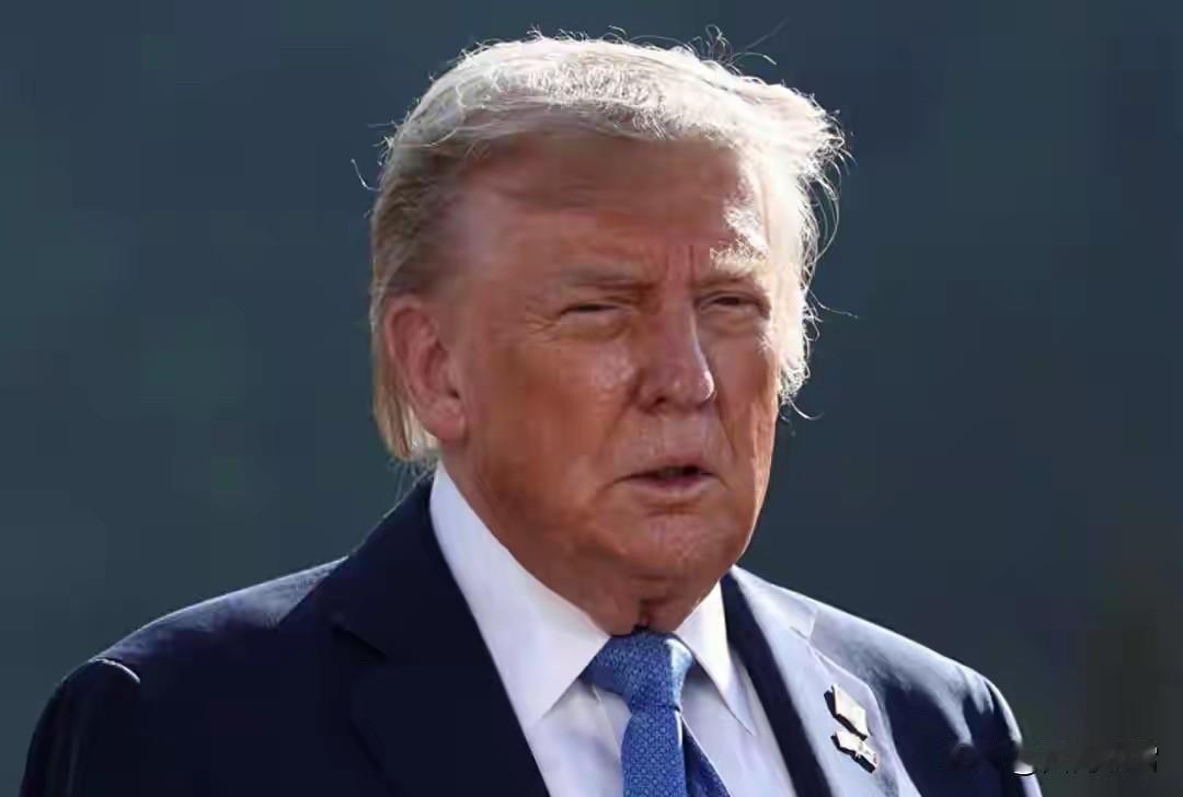 最近，美国政坛极具戏剧性，一边是病痛缠身的前总统拜登，一边是已经年满80岁、持续