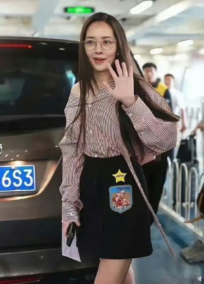 郭碧婷素颜意外撞脸应采儿。  
