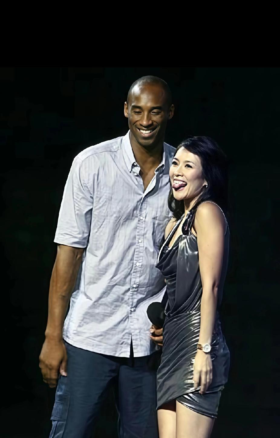 留子圈吐舌头风波还没平息，章子怡2011年和科比在上海合影的吐舌旧照也被扒了出来