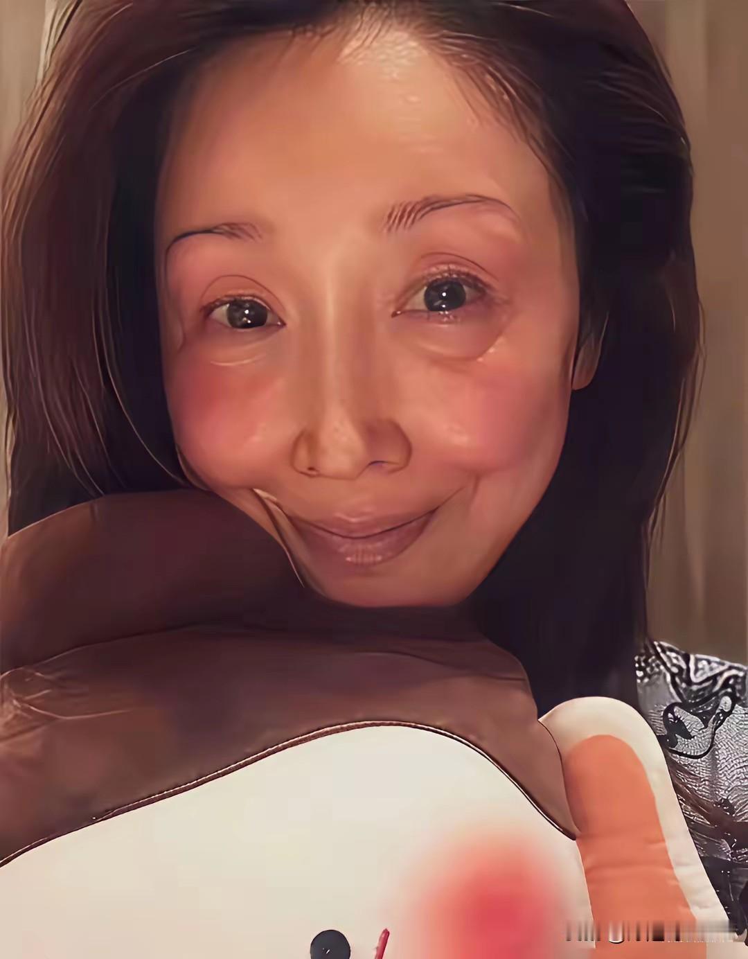 看这骨像的轮廓确实是孙悦，但是不仔细看着实是认不出是她，54岁的孙悦这也老得太快
