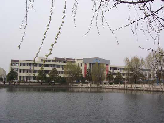 潍城区于河乡位于潍城西北部。东临白浪河，西接杏埠乡，南以胶济铁路与符山镇为界，北