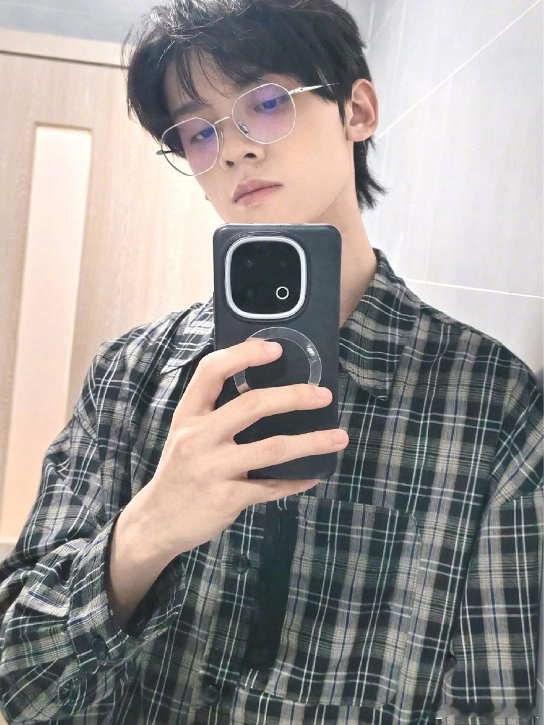 左航对镜拍进化史左航发了九张自拍报备 看秀结束更有九张自拍贴心报备，对镜拍的技术