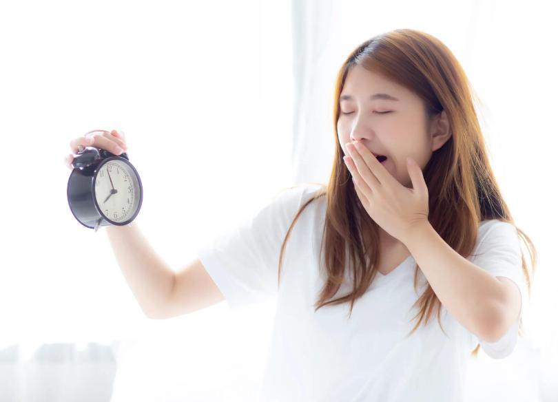 人为什么会打哈欠，不只是单纯犯困。
 
打哈欠的本质是一种不受意志控制的深呼吸动