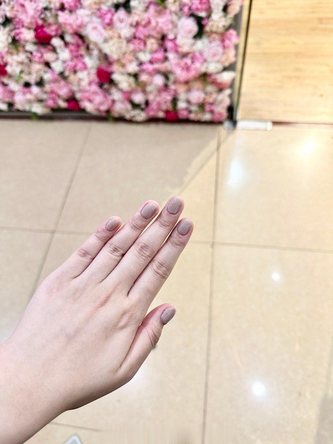 这次做的美甲非常素净的小短手……裸色细闪 ​​​