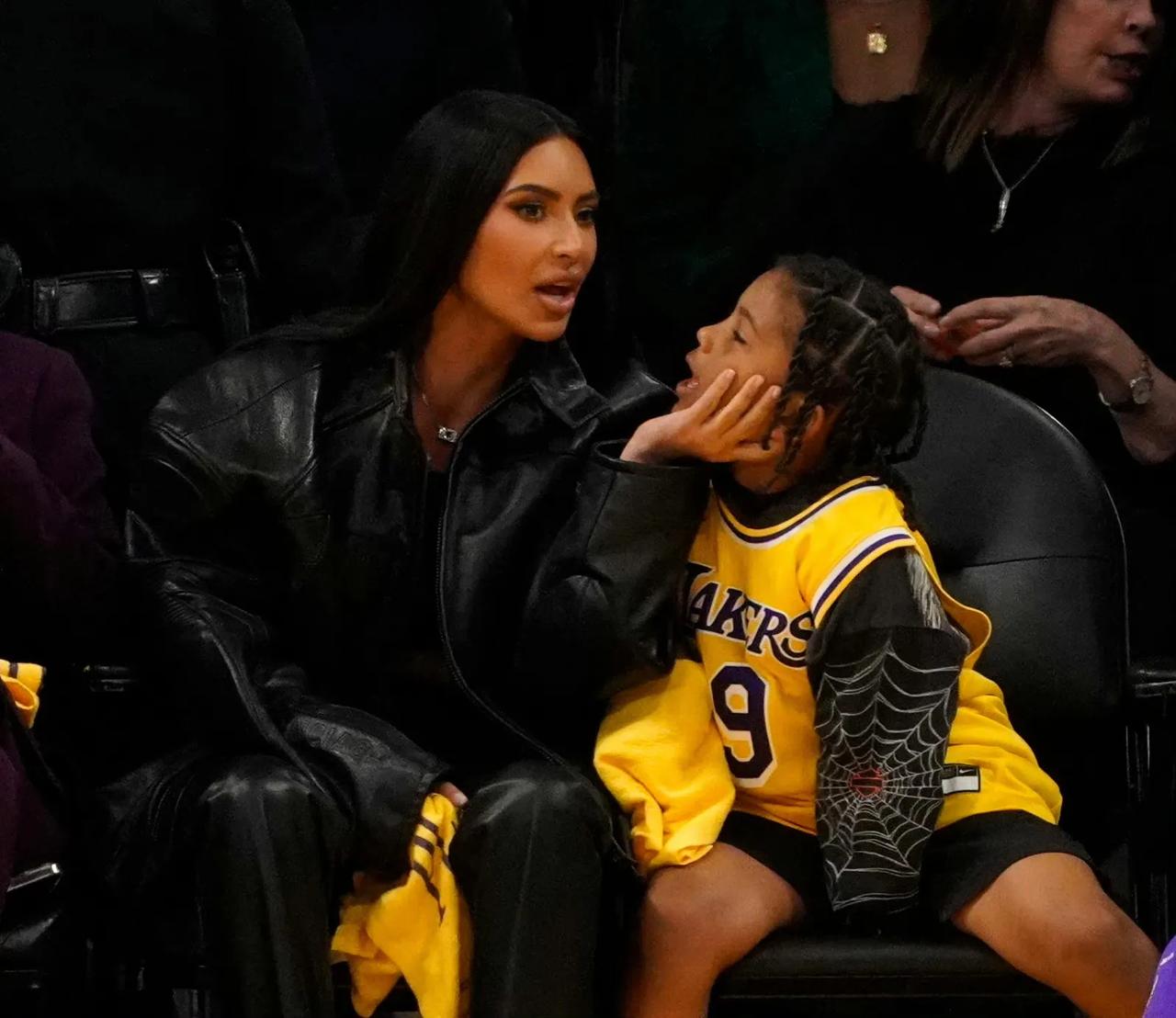 金·卡戴珊Kim带女儿和妈妈今日观战NBA季后赛湖人vs灰熊 ，是又有目标了啊！