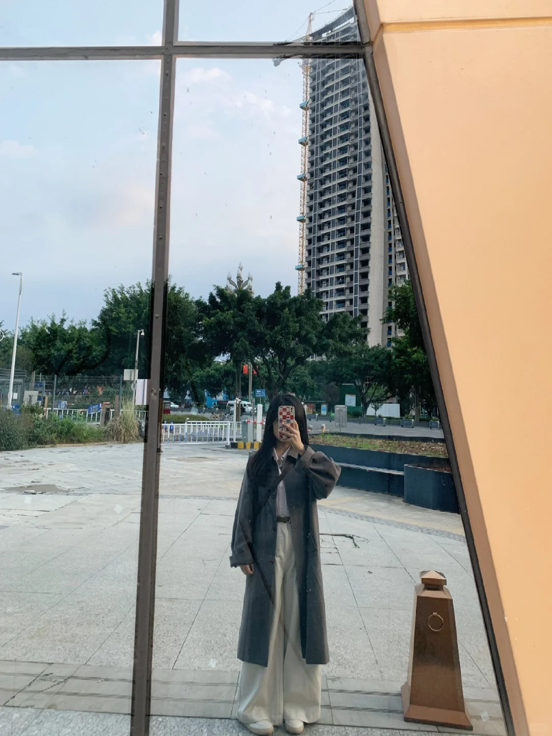姐妹们快帮我选选配裤子还是裙子