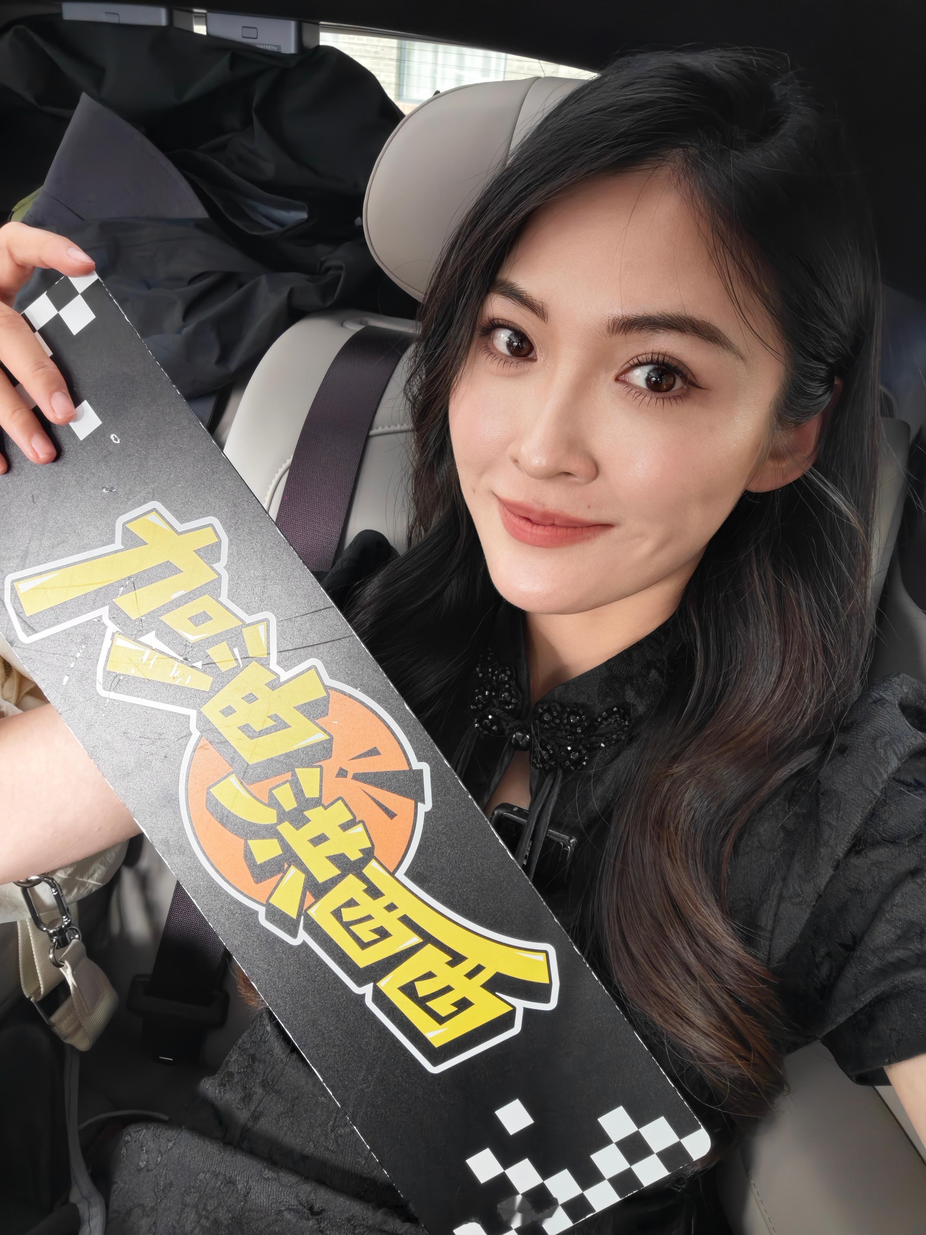 logo一开始我想设计一条轮胎在中间，结果画完之后效果不好，后来改着改着形变成一