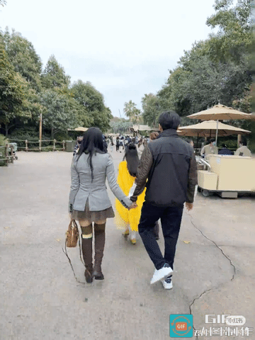 58岁硬挤S码衣服撑变形，秦昊满头白发还紧牵她！ 