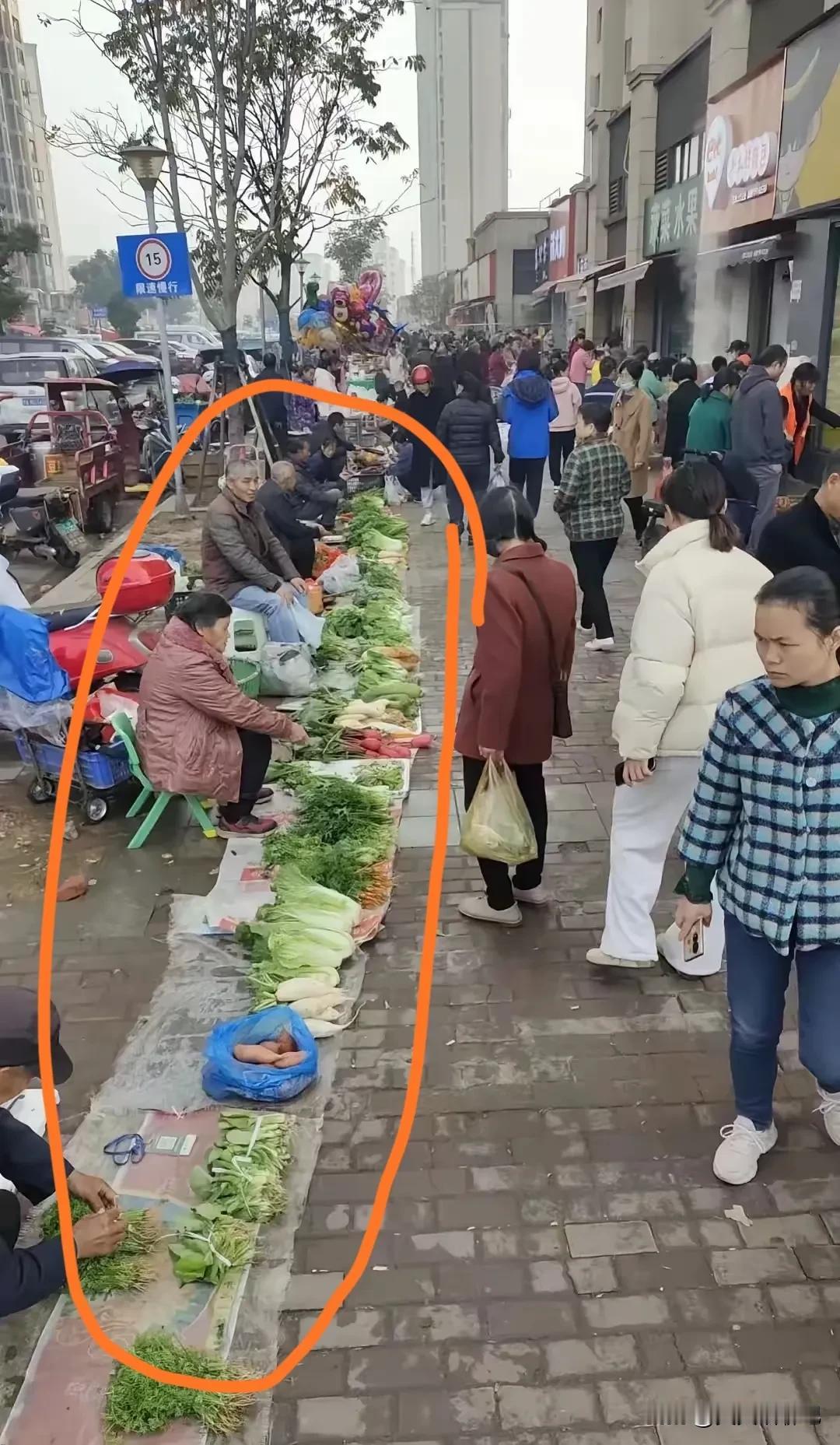 都说街道离不开城管，
看看这个地方，不是也很好吗？
摆摊的在路边，
没有影响行人