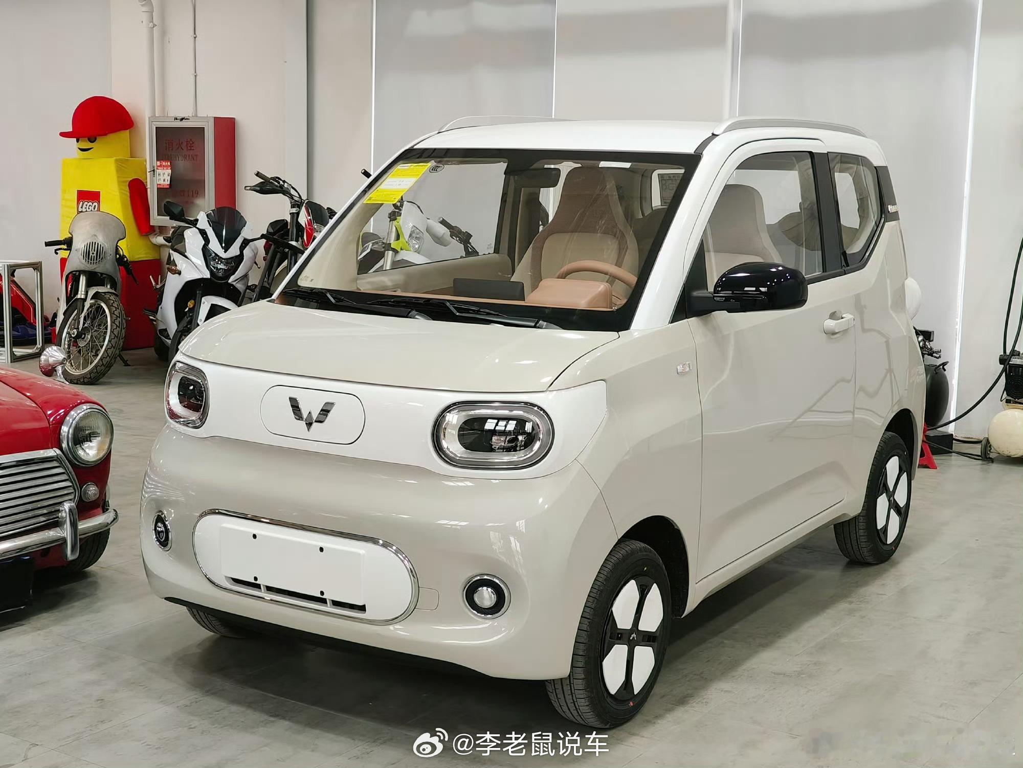 哥们又买新车了，公司要变成 Kcar 乐园了，四万多高配，带快充，内饰做工也不错