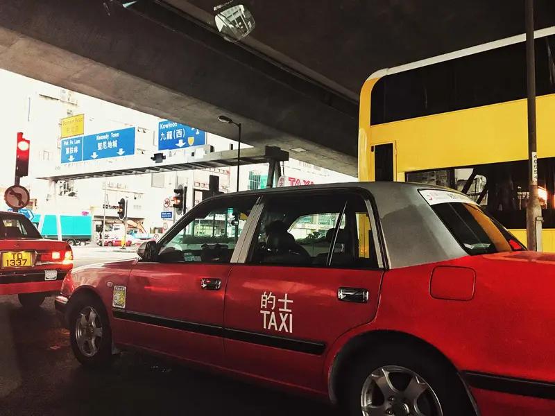 4月1日起，香港所有的士必须提供至少两种电子支付方式，方便乘客包含一种二维码，例