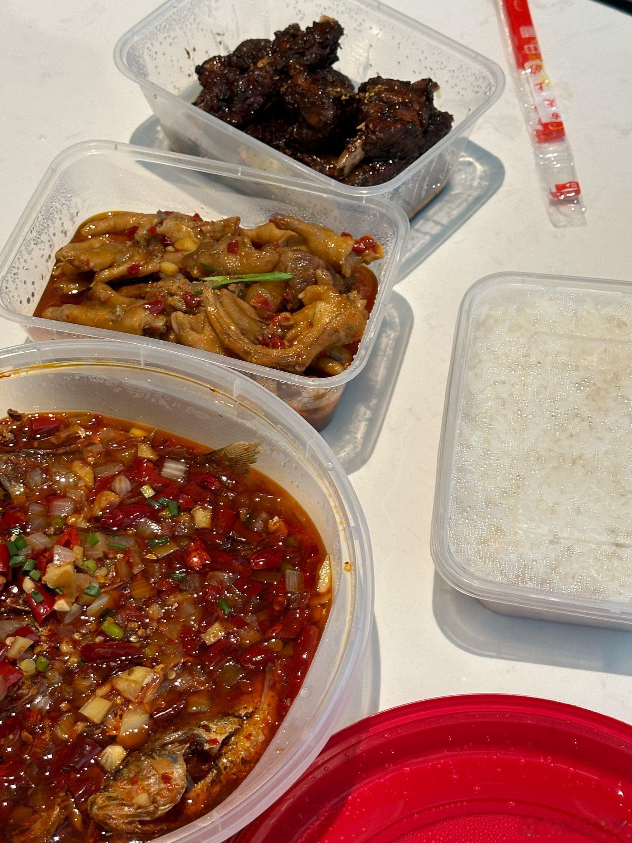 一周21顿饭近一半是外卖外卖已成年轻人不可逆的消费方式现代快节奏的生活注定了人们