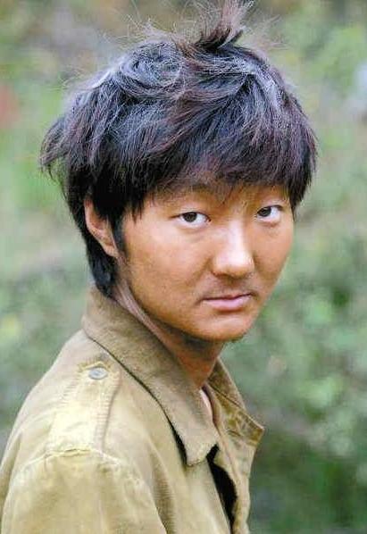 当年，王大治跟苗圃表白：“我喜欢你，做我女朋友吧。

”苗圃摆摆手拒绝了：“你长