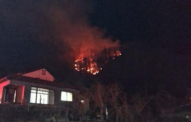 韩国空军F16战机坠毁引发山火周二晚间，韩国空军一架F-16C战斗机在庆尚北道永