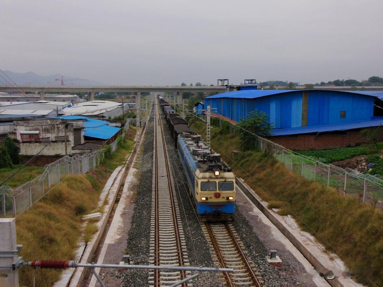 2014年秋季在重庆沙坪坝区西永童善桥一处跨线桥上所拍，下边的双线铁路是当时刚建