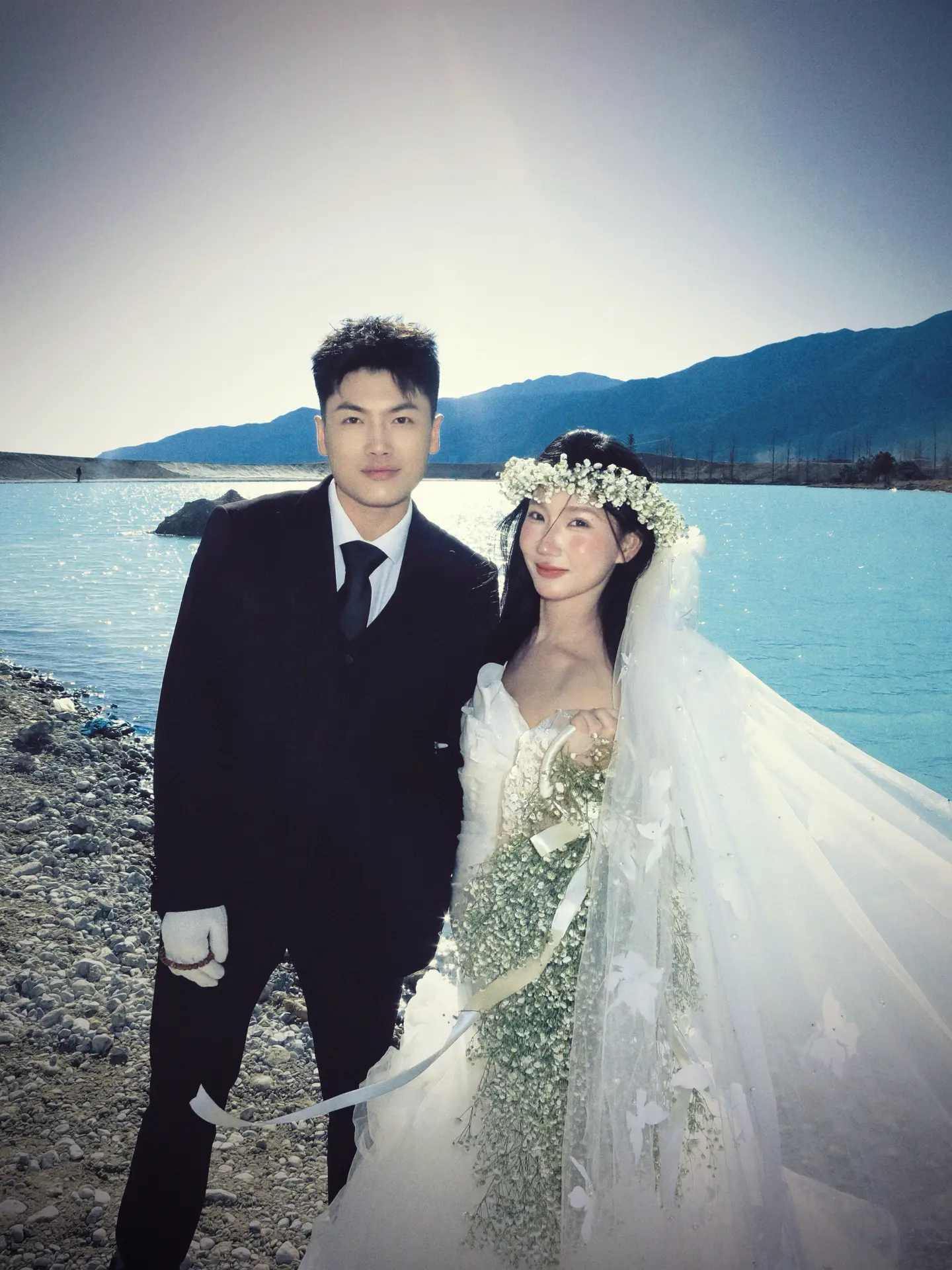 不是两三年的情 是风雨来临也同行