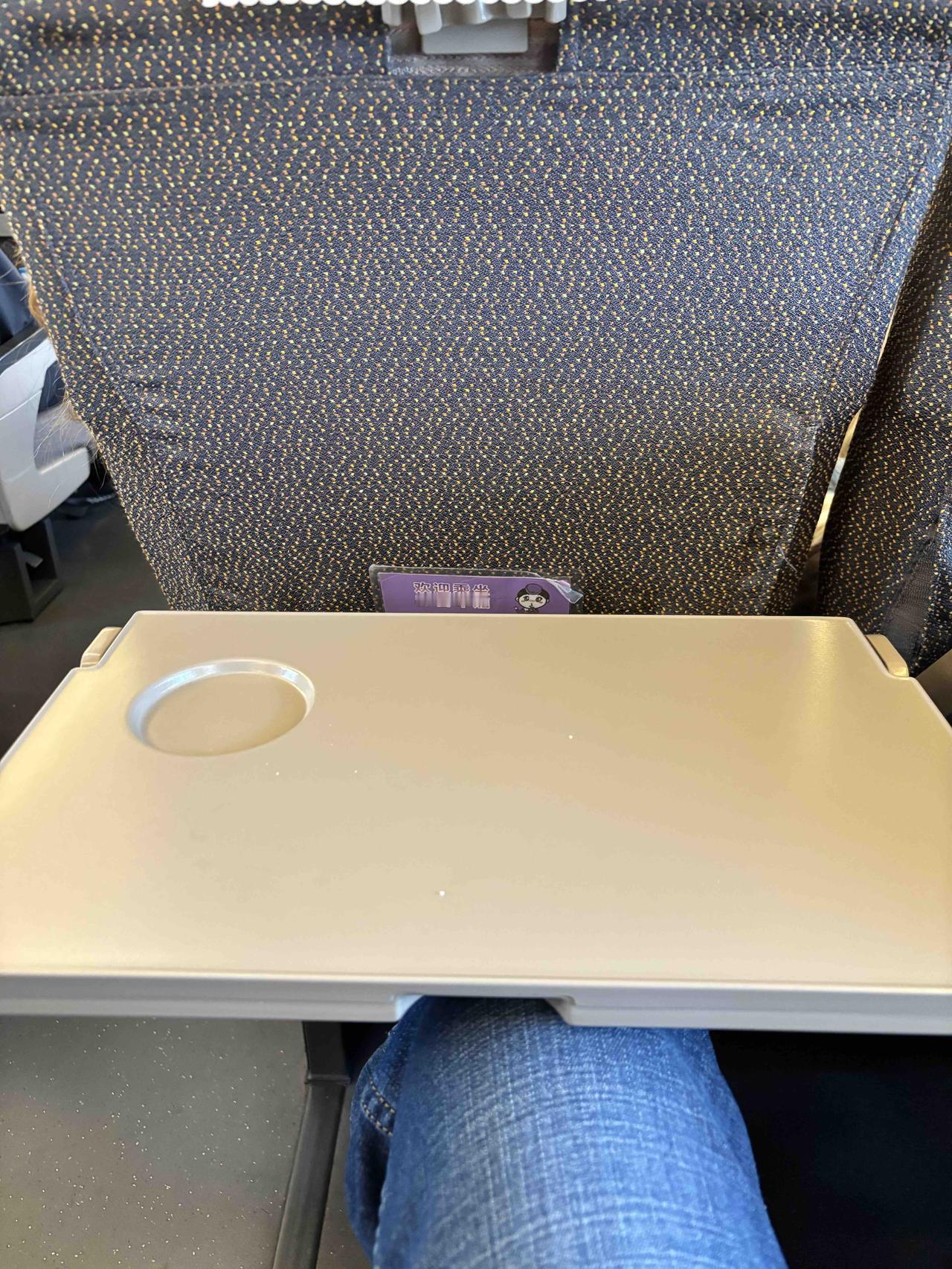 我没搞明白，高铁现在有静音车厢，为什么就不能设置一个带孩子的车厢呢？让那些带孩子