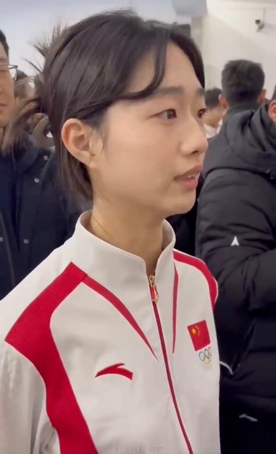 黄雨婷教孙梦雅射击  黄雨婷指导射击小选手  对很多小选手来说，能够在这个年龄段