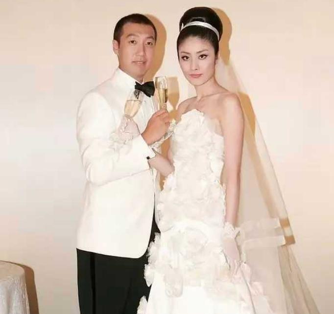 她手握顶级资源，却把儿子藏了17年。
直到最近，家族合照意外流出，人们才看清两个