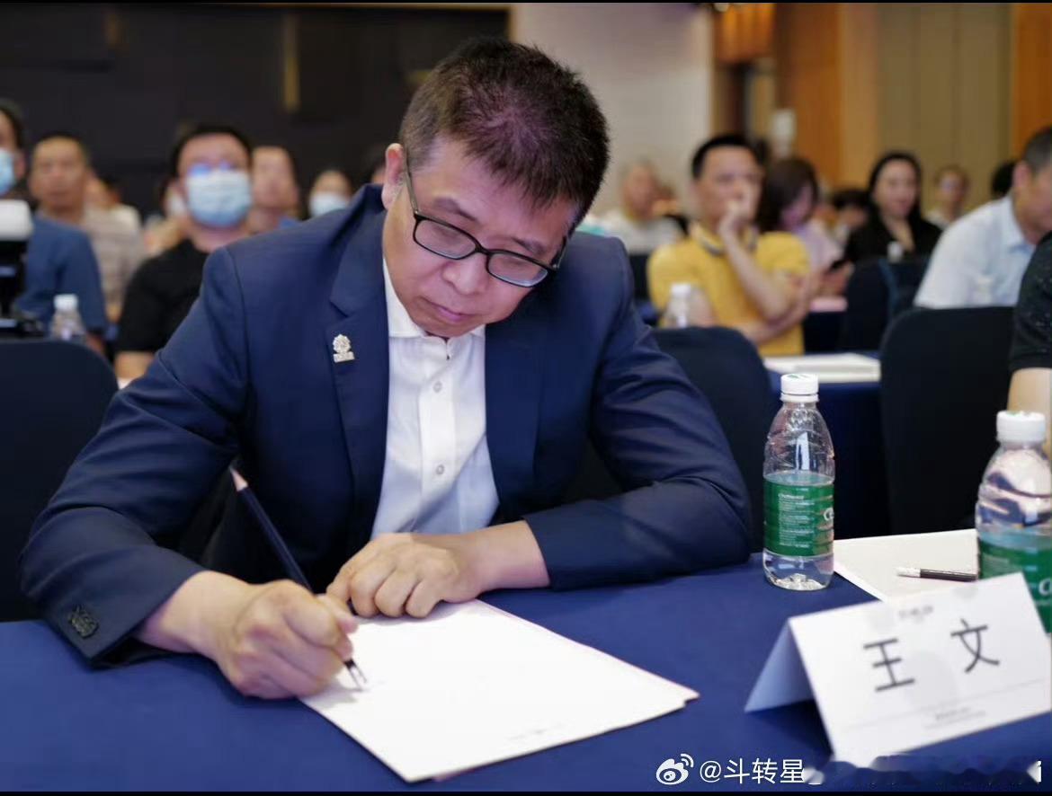 投资的本质就是把竞争性生意换成垄断性生意，- 【包工头公司逆袭进入甲方】把尾部生