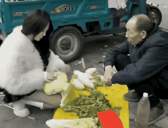 大爷一句5块一个，直接给美女上了一课。