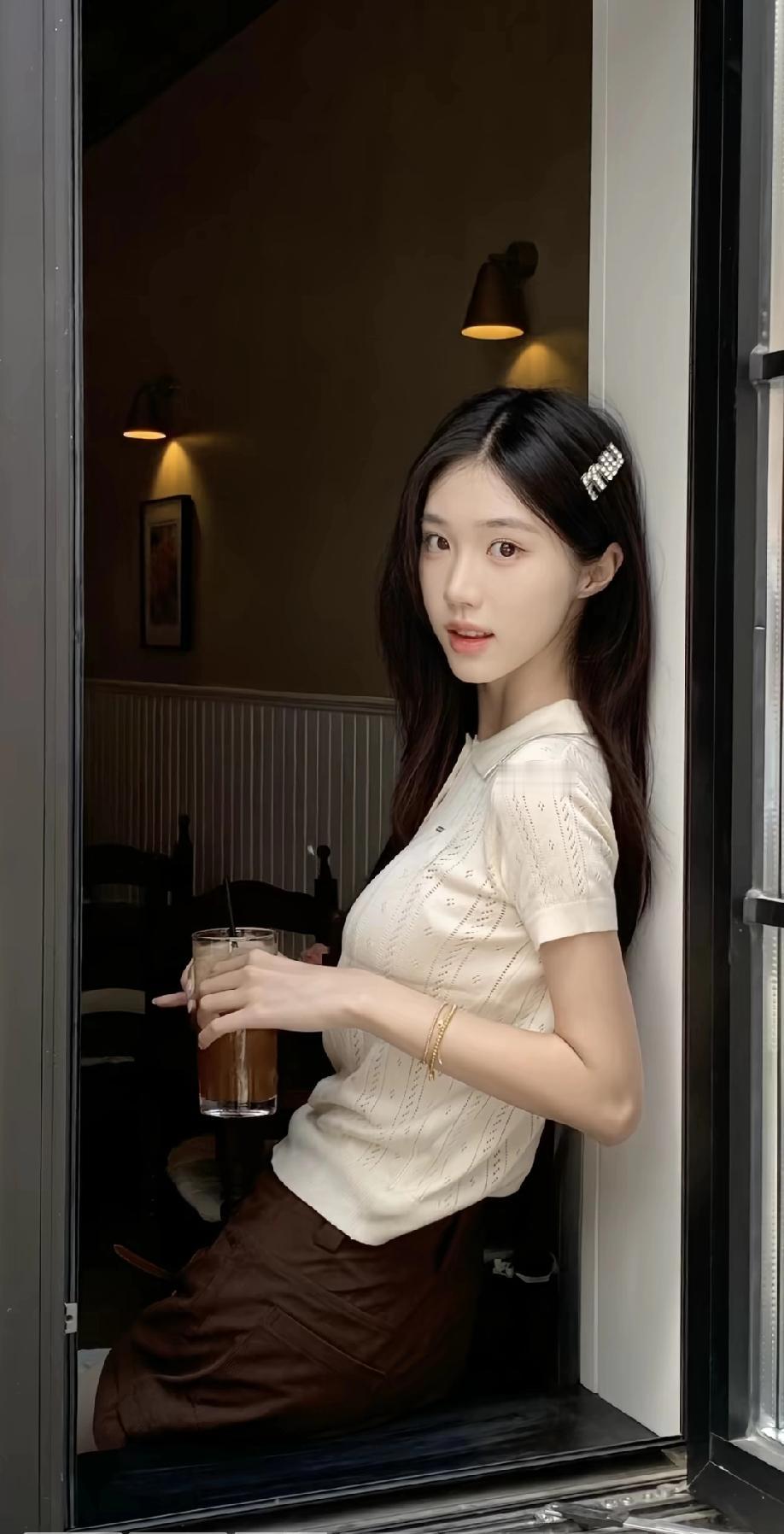 都市女孩的悠闲时光，咖啡与微笑相伴。你们喜欢什么类型的美女 美女 女神 长的好看