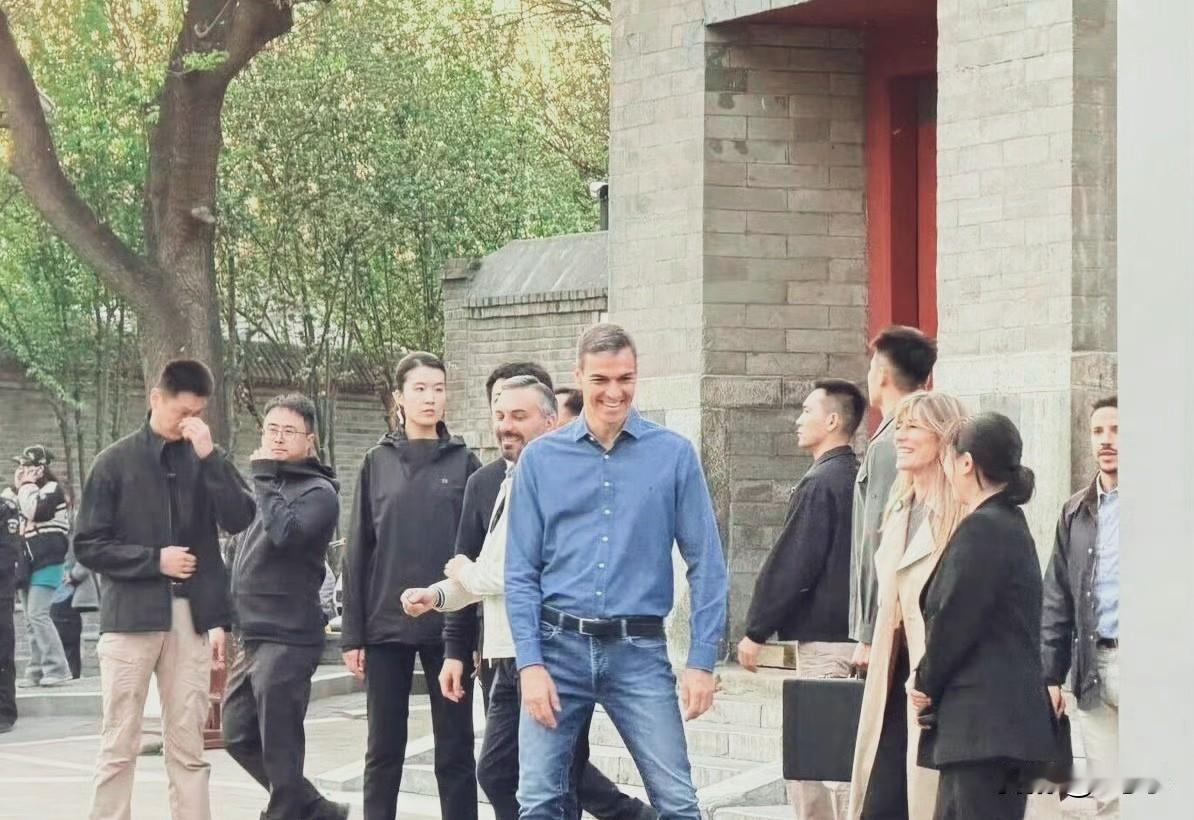 桑切斯工作游玩两不误……
西班牙首相桑切斯来北京了，携夫人逛胡同、鼓楼、颐和园、