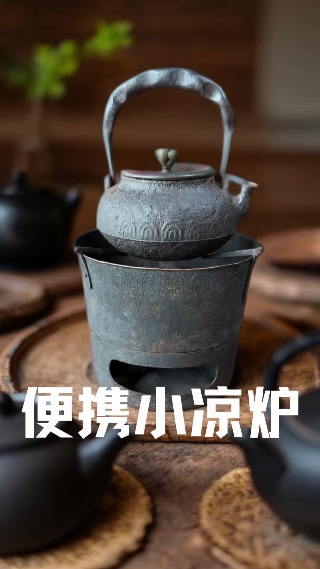🍵茶席精致藏在细节里，今天分享的明治末年手打挂锡铜凉炉，兼具实用与雅趣。纯手工