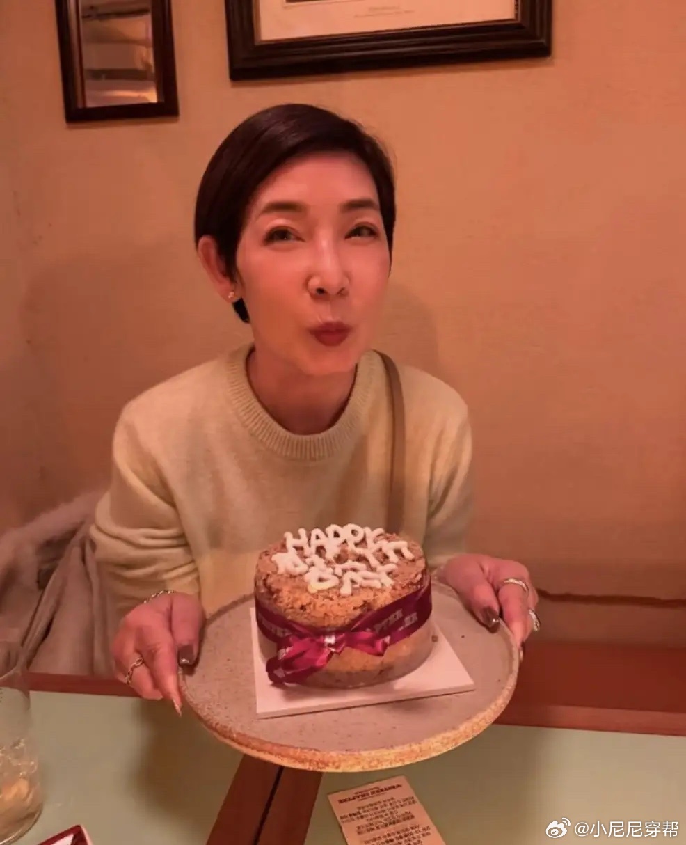 黎芷珊60大寿赴韩国庆祝，王嘉尔捧蛋糕惊喜现身，安排行程还陪玩！ 