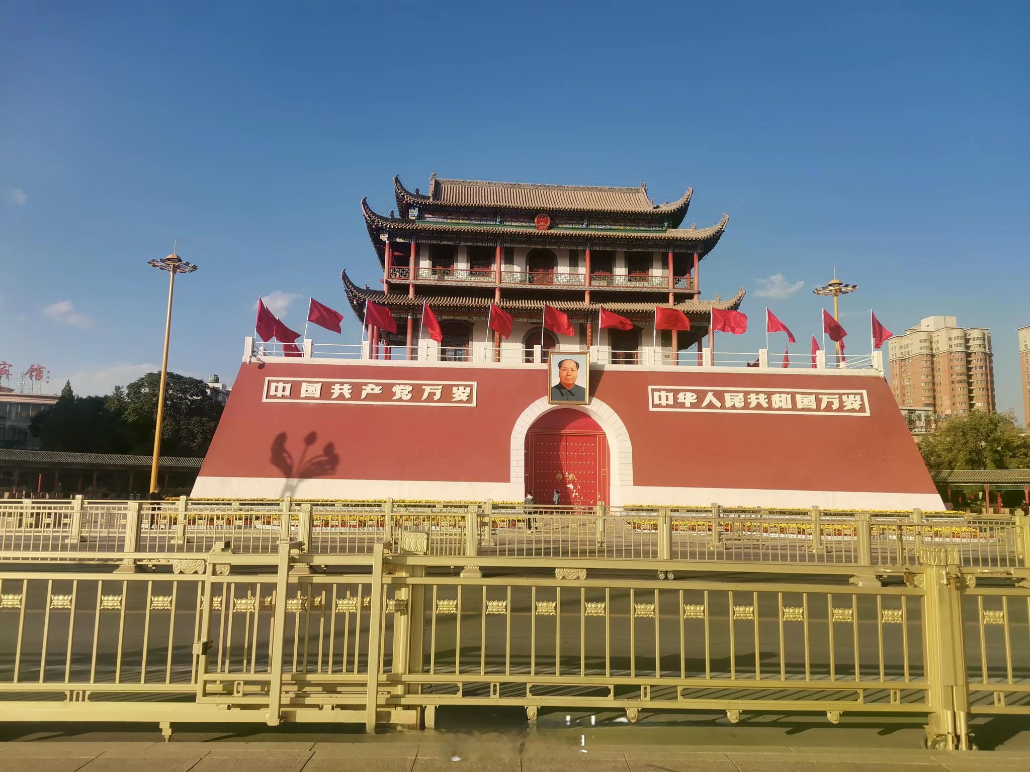 宁夏银川南门楼，有了教员画像，瞬间提升了场所的气场！ 