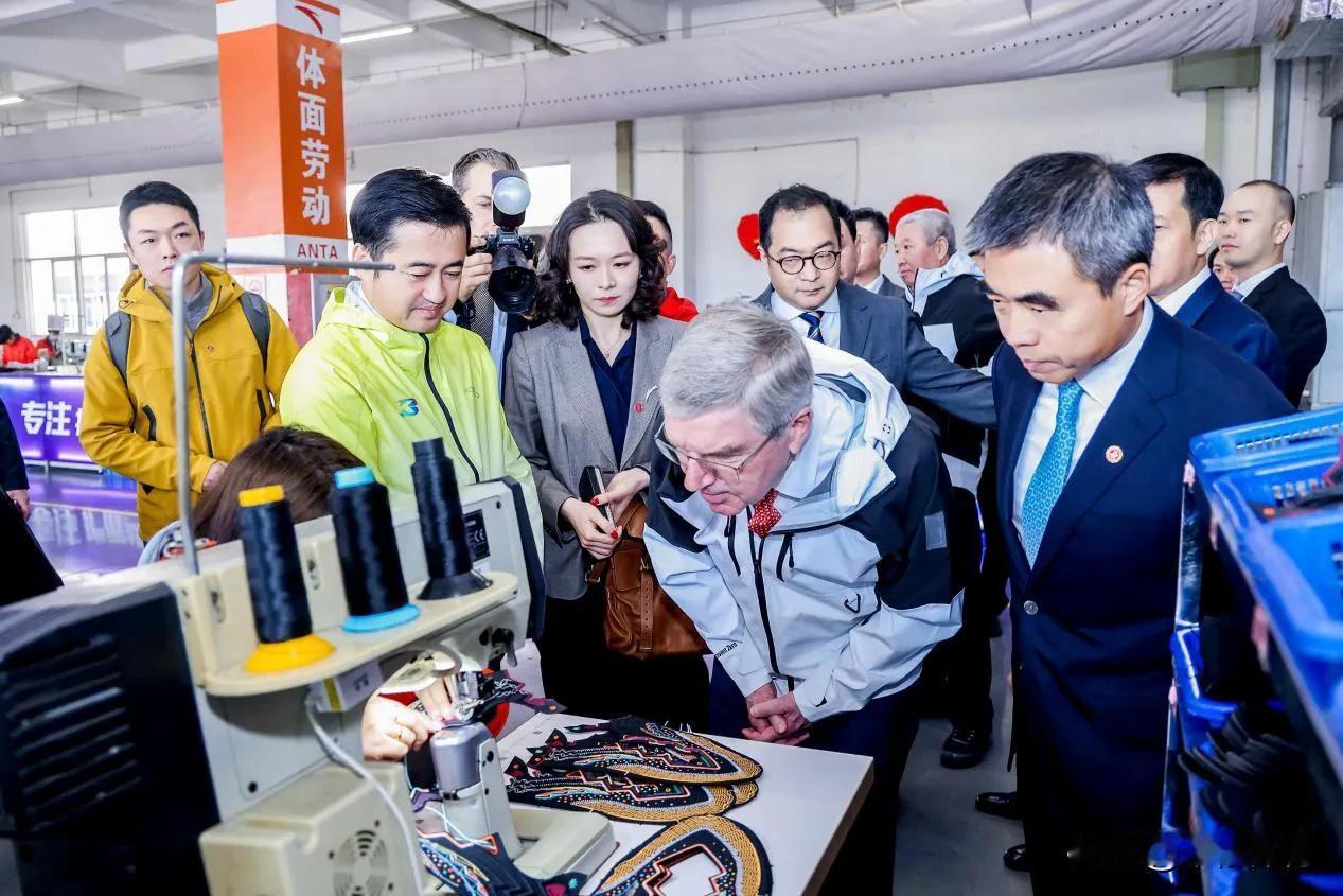 巴赫中国行，为何百忙中专门造访安踏总部?
 
近日，国际奥委会主席巴赫参观访问安