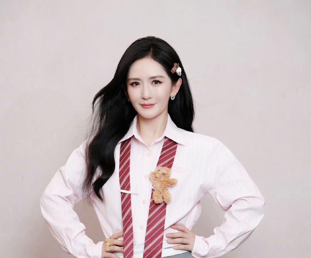 谢娜怒了！
 2月25日，有狗仔拍到谢娜8岁双胞胎女儿“跳跳”“俏俏”的上课视频