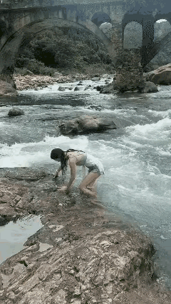 小姐姐游泳技术不是一般的好！[鼓掌]