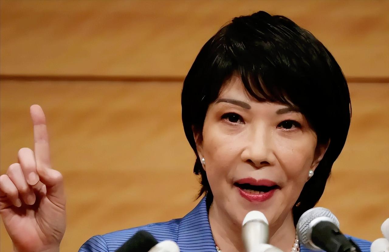 2025年底的日本政坛比电视剧还刺激，首相高市早苗前阵子刚被超九成年轻人当成 “