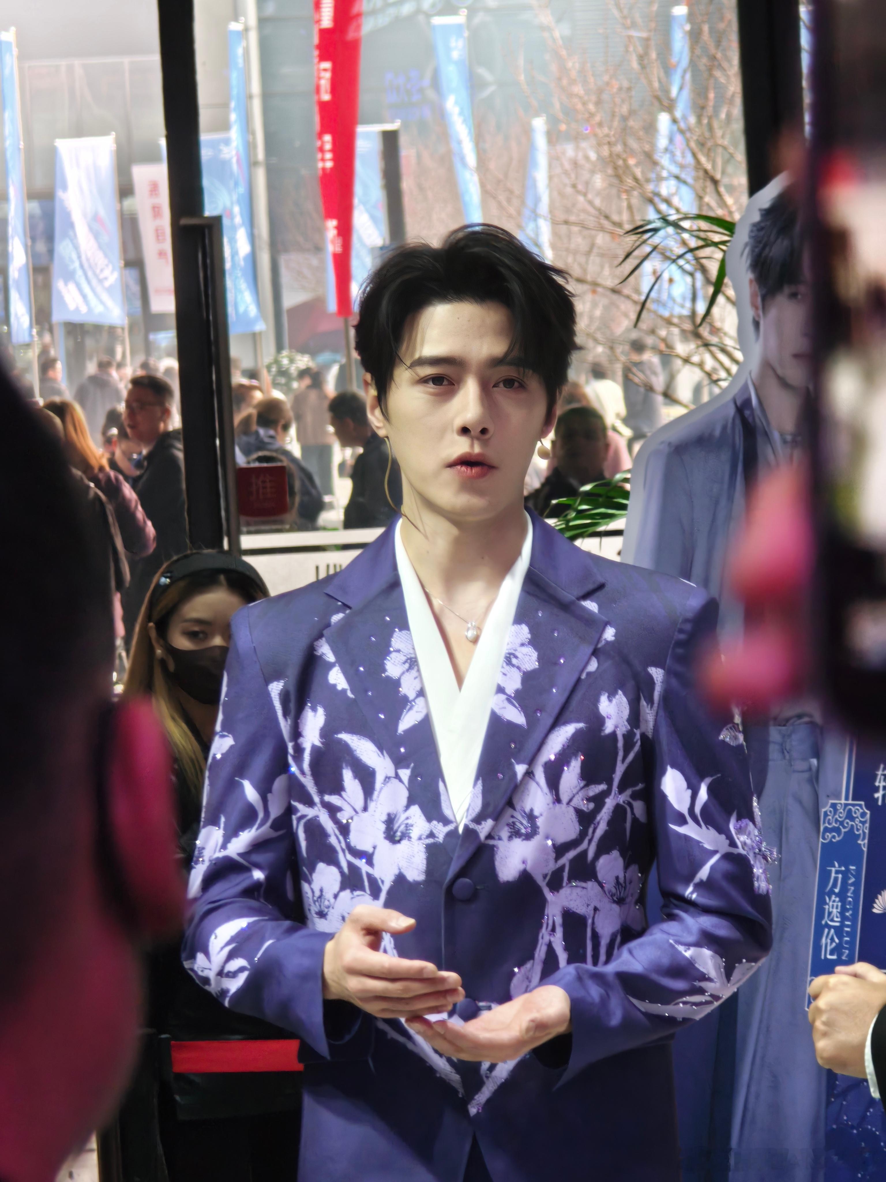 方逸伦今天这个穿搭跟日产N6这个风信紫蛮配的～