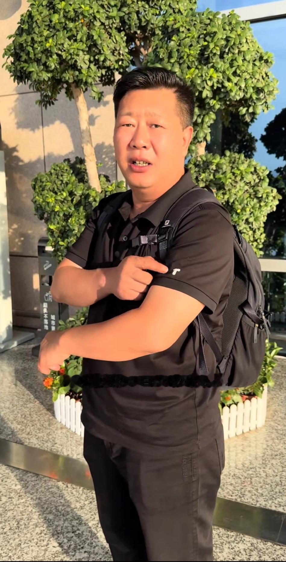 张大炮，白嫖了一件T恤，但他说，不愿意占别人的便宜！今天他身着白小T创始人张勇先