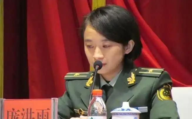 一个女老师竟然被特招参军还授少校警衔，但是有人却指出：“她的背后一定有靠山，一定