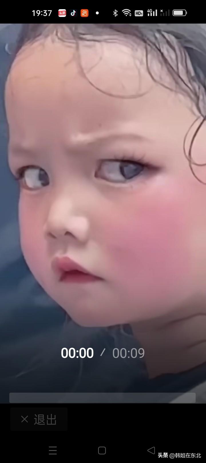 你能根据这个小女孩的眼神，写一句话吗？她是害怕还是不服呢？