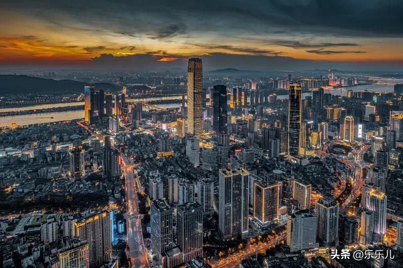 长沙楼市：

本轮全国楼市调整，不少城市房价大幅跳水，甚至出现腰斩行情，唯独长沙