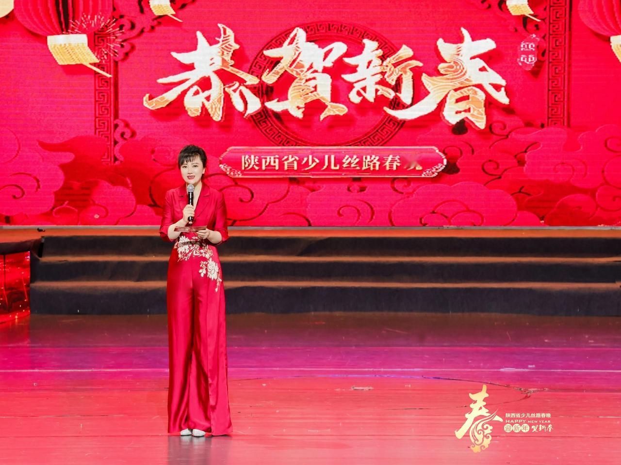 只看装束就能猜出这是哪个省的少儿春晚吧？九天阊阖开宫殿，万国衣冠拜冕旒。
这是我