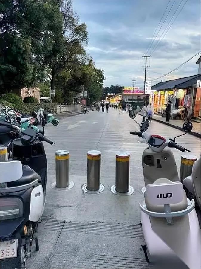 大理这波操作

我真的看傻了

好好的一塔路两头全给堵上路桩，原本循环通畅的路直